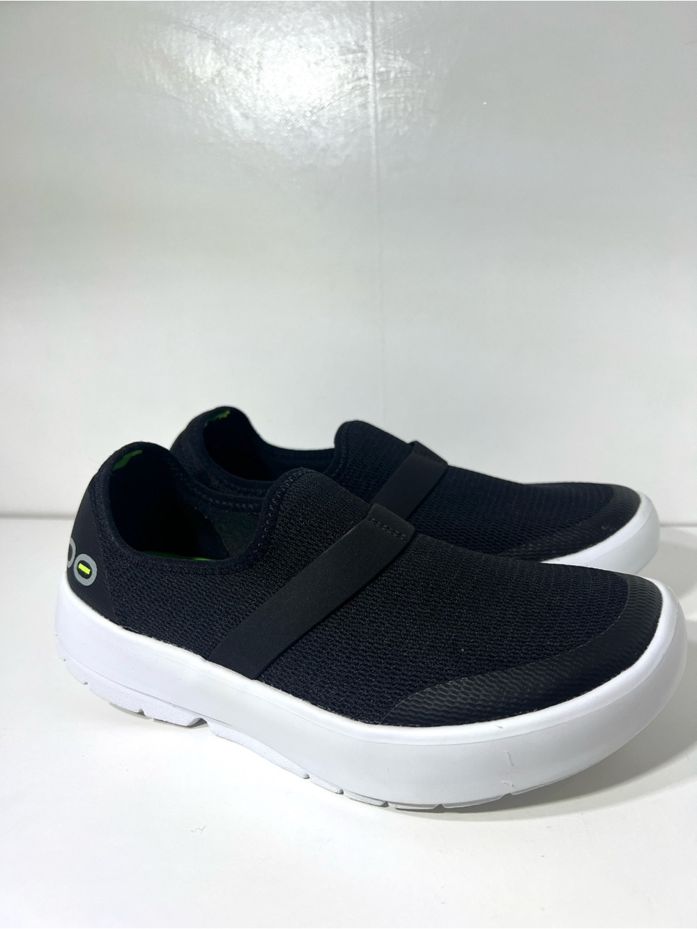 OOFOS 00mg Low White/Black Women’s Shoes Size 7